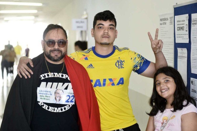  30/10/2022. Crédito: Minervino Júnior/CB/D.A Press. Brasil.  Brasilia - DF. Eleições 2022. Sessão de votação na Unieuro Águas Claras. torcedor do flamengo com bandeira. Welington Carvalho com seus filhos.