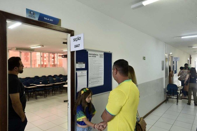  30/10/2022. Crédito: Minervino Júnior/CB/D.A Press. Brasil.  Brasilia - DF. Eleições 2022. Sessão de votação na Unieuro Águas Claras. 