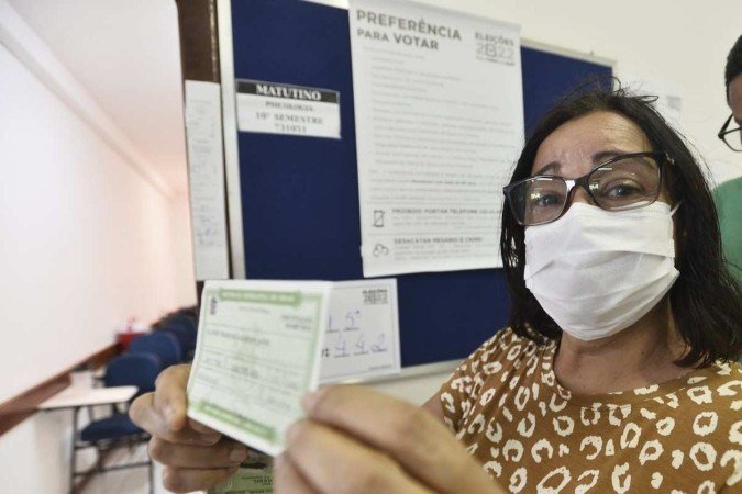  30/10/2022. Crédito: Minervino Júnior/CB/D.A Press. Brasil.  Brasilia - DF. Eleições 2022. Sessão de votação na Unieuro Águas Claras. Elaine Francisca com título de eleitor.