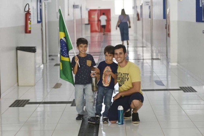  30/10/2022. Crédito: Minervino Júnior/CB/D.A Press. Brasil.  Brasilia - DF. Eleições 2022. Sessão de votação na Unieuro Águas Claras. Flávio Chaves com seus filhos.