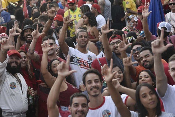 A comemoração dos eleitores do presidente Lula começou cedo na Asa Norte: com concentração em frente ao Pardim (404/405 Norte)