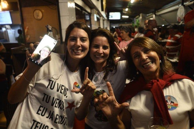 Maria Augusta Ferreira foi ao Beirute (107 Norte), onde comemorou junto com as filhas Anne Carolina e Marcela 