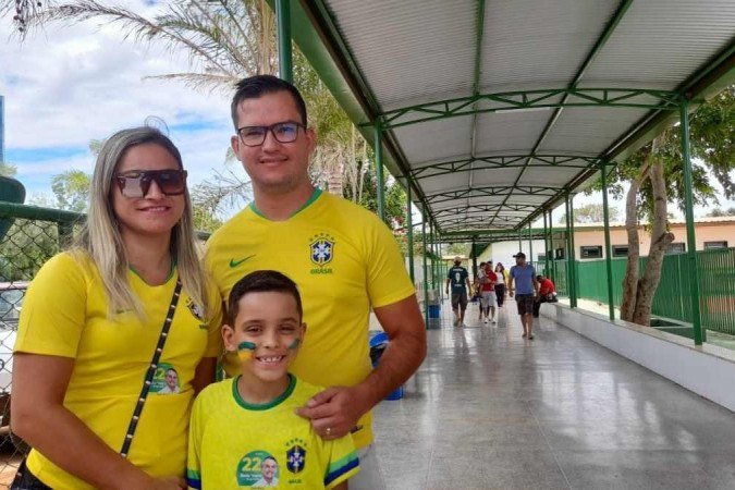 Votação no  Centro Educacional 01, de Planaltina,  casal de comerciantes Adriele Fernandes, 28, e Edgar Alberto, 28,