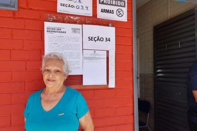 Votação no  Centro Educacional 01, de Planaltina,merendeira aposentada Maria Ferreira, 79,