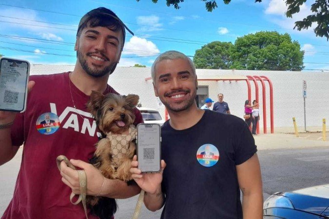 Votação no  Centro Educacional 01, de Planaltina, amigos Robson Dornelas, 29 anos, psicólogo, e Lázaro Augusto, 23, consultor de vendas