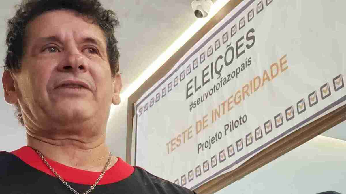 Eleitor Tunas Ferreira no teste de integridade das  urnas na  Escola Canadense. 