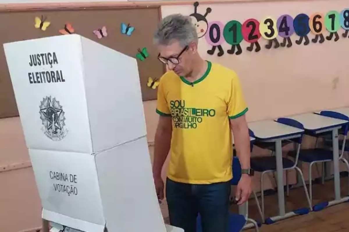 Zema vota em Araxá e declara: 'Quem for eleito, eu estarei dialogando'