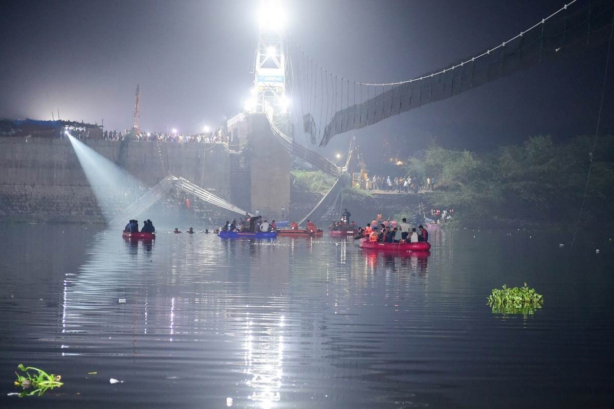 Colapso de ponte suspensa na Índia deixa ao menos 137 mortos