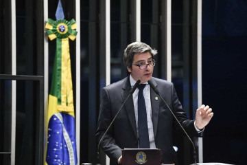 Em discurso, à tribuna, senador Carlos Portinho (PL-RJ). -  (crédito: Roque de Sá/Agência Senado)