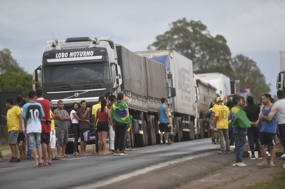 Quatro rodovias federais estão bloqueadas por manifestantes, diz PRF