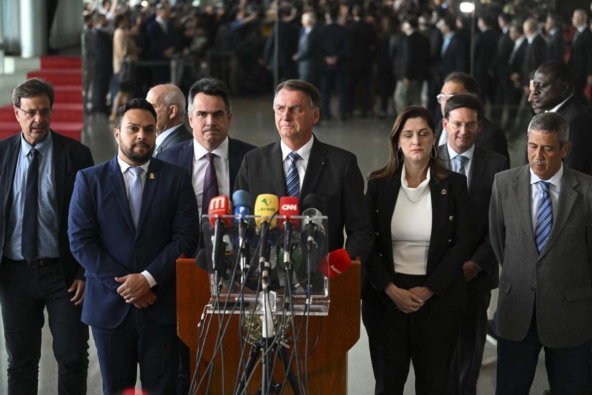 Bolsonaro quebra silêncio, não cita Lula e condena bloqueios