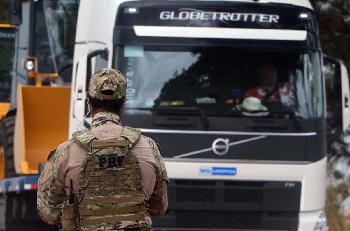 Caminhoneiros bloqueiam BR-040, em Cristalina, nesta sexta-feira (18/11)