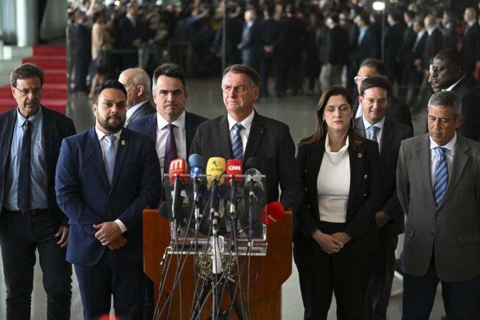 O presidente brasileiro Jair Bolsonaro (C) faz uma declaração pela primeira vez desde o segundo turno da eleição presidencial de domingo, no Palácio da Alvorada, em Brasília, em 1º de novembro de 2022.