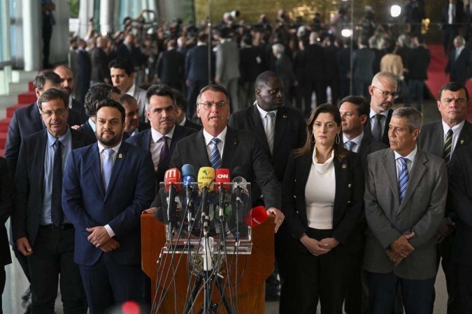 O presidente brasileiro Jair Bolsonaro (C) faz uma declaração pela primeira vez desde o segundo turno da eleição presidencial de domingo, no Palácio da Alvorada, em Brasília, em 1º de novembro de 2022. -  (crédito: EVARISTO SA / AFP)