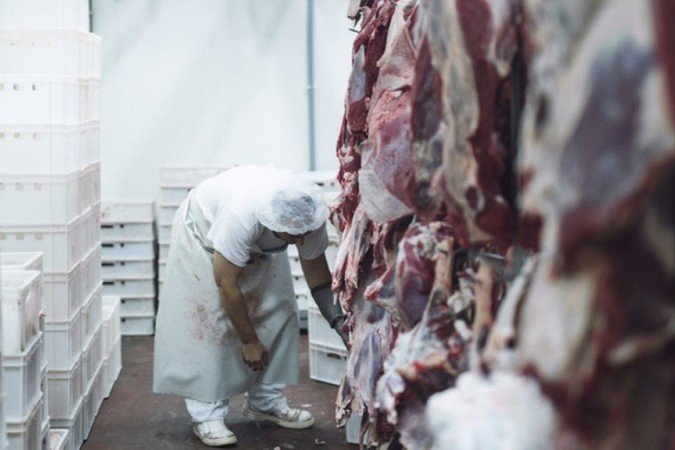 Setores de carnes, leite e supermercados já sentem efeitos do bloqueio de estradas. Associações cobram posicionamento de Jair Bolsonaro para pôr fim aos protestos.
crédito: GETTY IMAGES
- Setores de carnes, leite e supermercados já sentem efeitos do bloqueio de estradas. Associações cobram posicionamento de Jair Bolsonaro para pôr fim aos protestos.
crédito: GETTY IMAGES
-