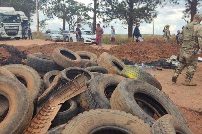 Terra e pneus foram utilizados para bloquear a BR-251. - (crédito: Ed Alves/CB/DA Press) Terra e pneus foram utilizados para bloquear a BR-251. - (crédito: Ed Alves/CB/DA Press)