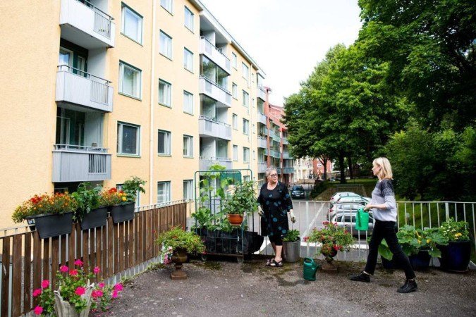  Anneli ja Ilona viljelev..t hy..tykasveja ja kukkia kerrostalon pihalla.
    