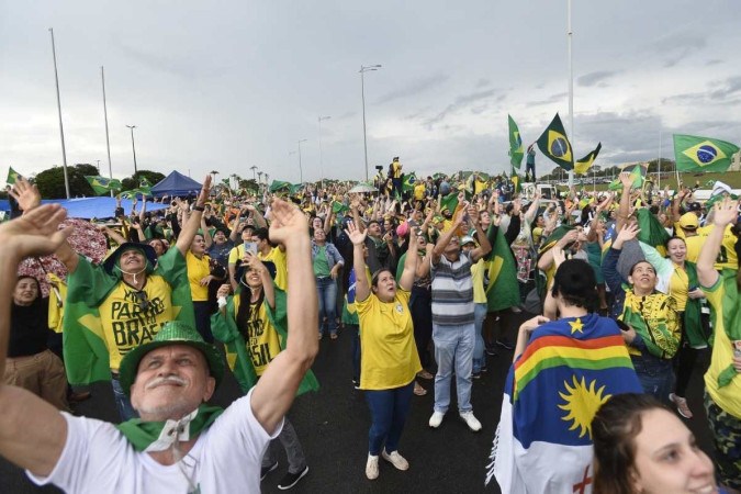 Em Brasília, bolsonaristas começam a chegar no QG do Exército para  manifestação