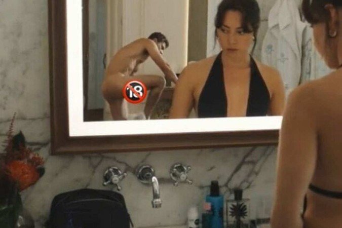 Theo James aparece pelado em série