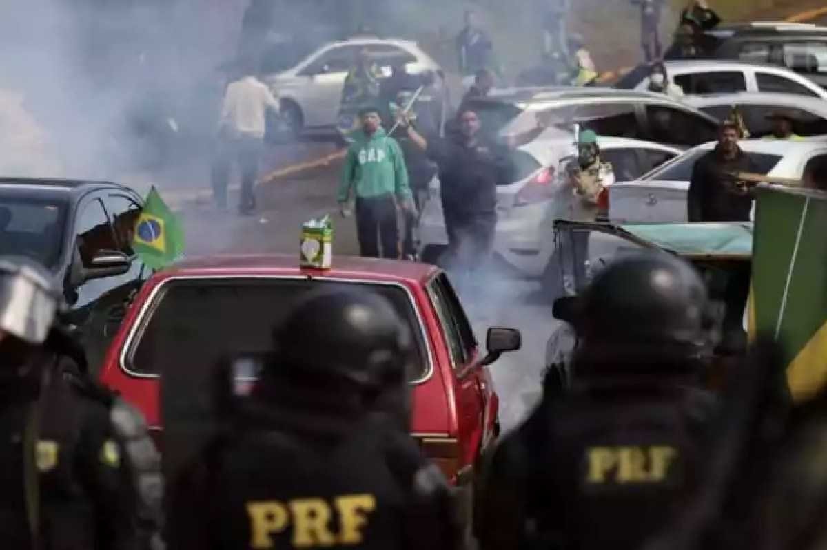 PM atira bombas de gás lacrimogêneo para desbloquear rodovia no RS
