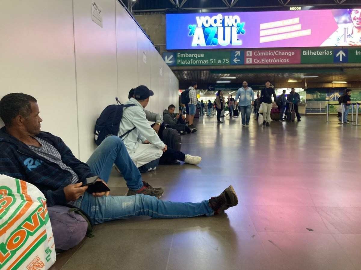 Em São Paulo, passageiros dormem na rodoviária por cancelamento de viagens