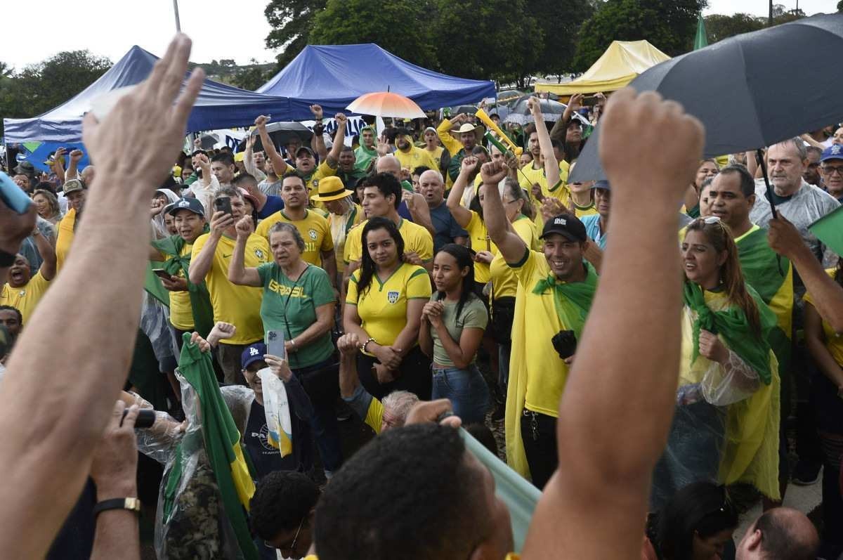 Bolsonaristas rezam Pai Nosso de mãos dadas em manifestação no QG do Exército