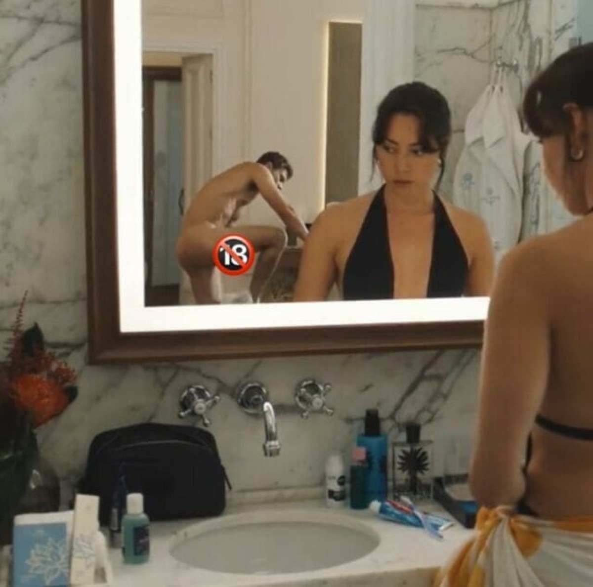 Theo James aparece pelado em série