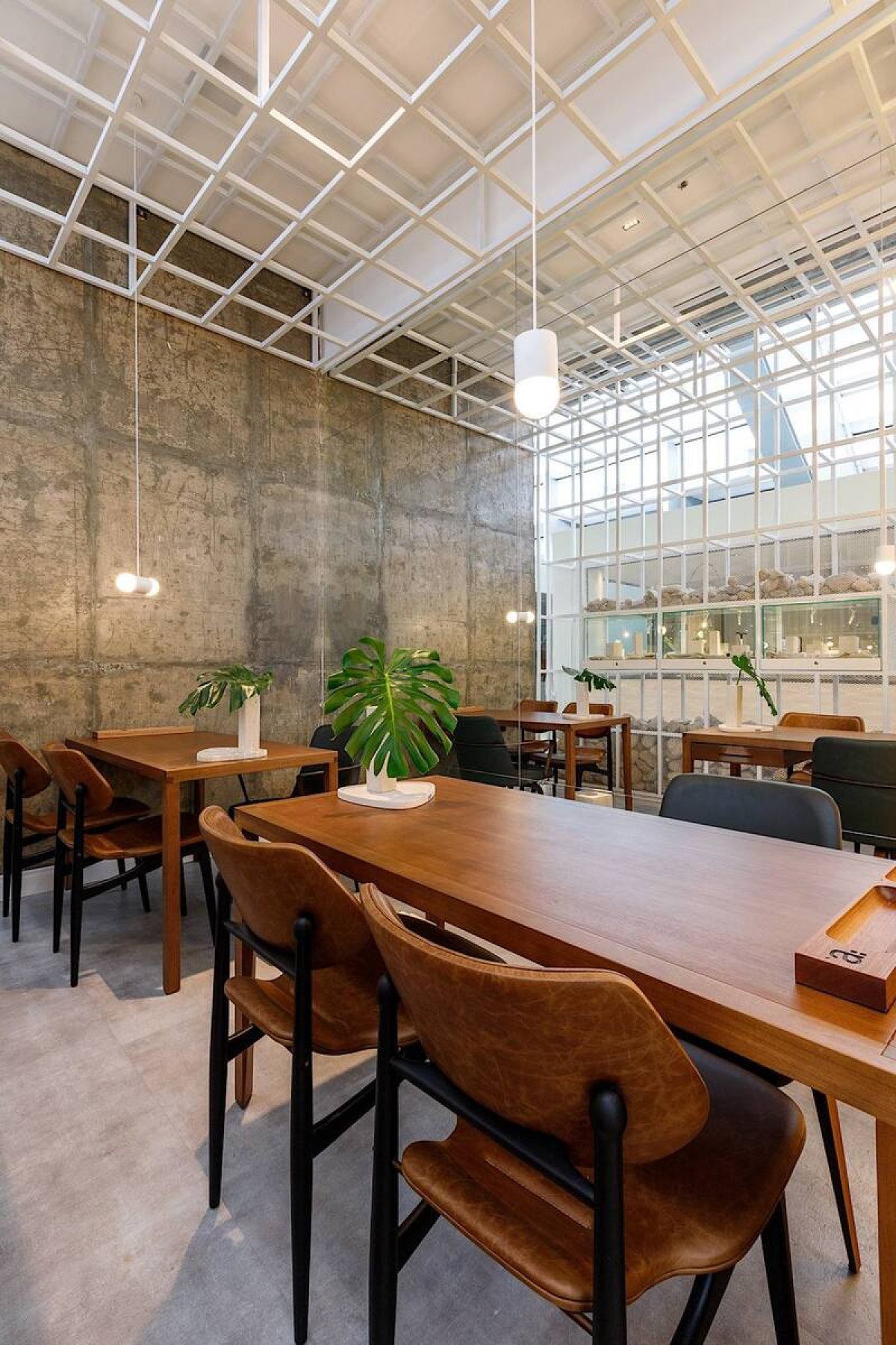 Mesas de atendimento no Ateliê do  Joalheiro: funcionalidade e beleza