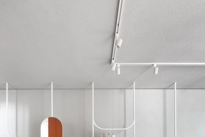 Dois ângulos do Espaço Sebrae: desafio de criar um ambiente que pudesse ser o lar de 
quatro tipos de produto diferentes: design, moda, artesanato e produtos alimentícios