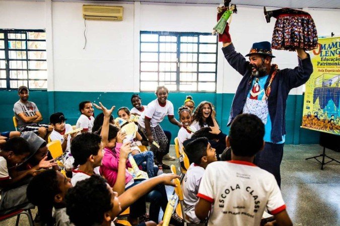 O artista Chico Simões, 62, se emocionou com a reação das crianças quando ganharam bonecos e itens para teatro
