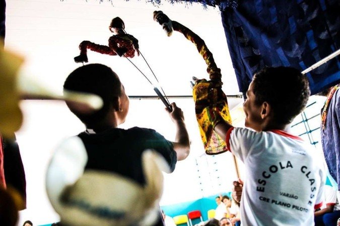 Crianças brincam com bonecos projeto 