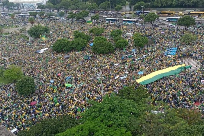 A República Sitiada : militares e bolsonarismo no Brasil by
