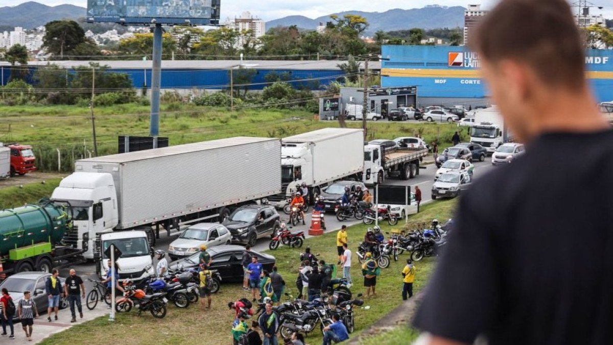 'Não consegui ir ao velório da minha irmã', diz idosa afetada pelos bloqueios rodoviários