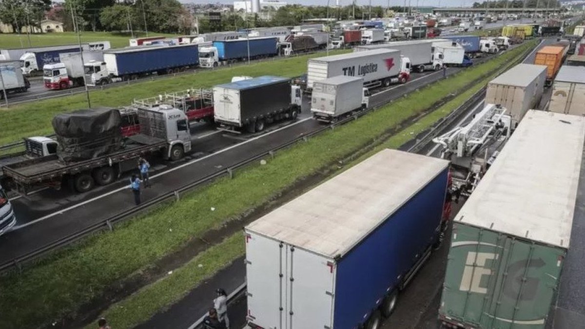 'Parada de 20 minutos durou 2 dias': passageira descreve caos em ônibus com bloqueio de estrada