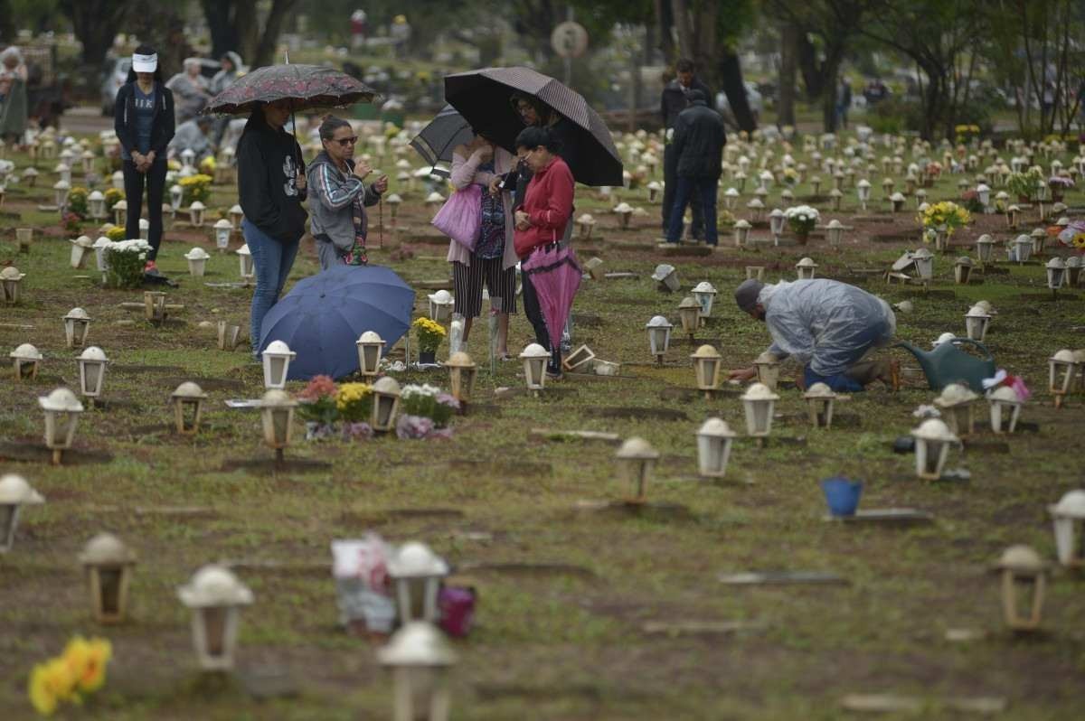 Finados: sob chuva, brasilienses prestam homenagens aos mortos no DF