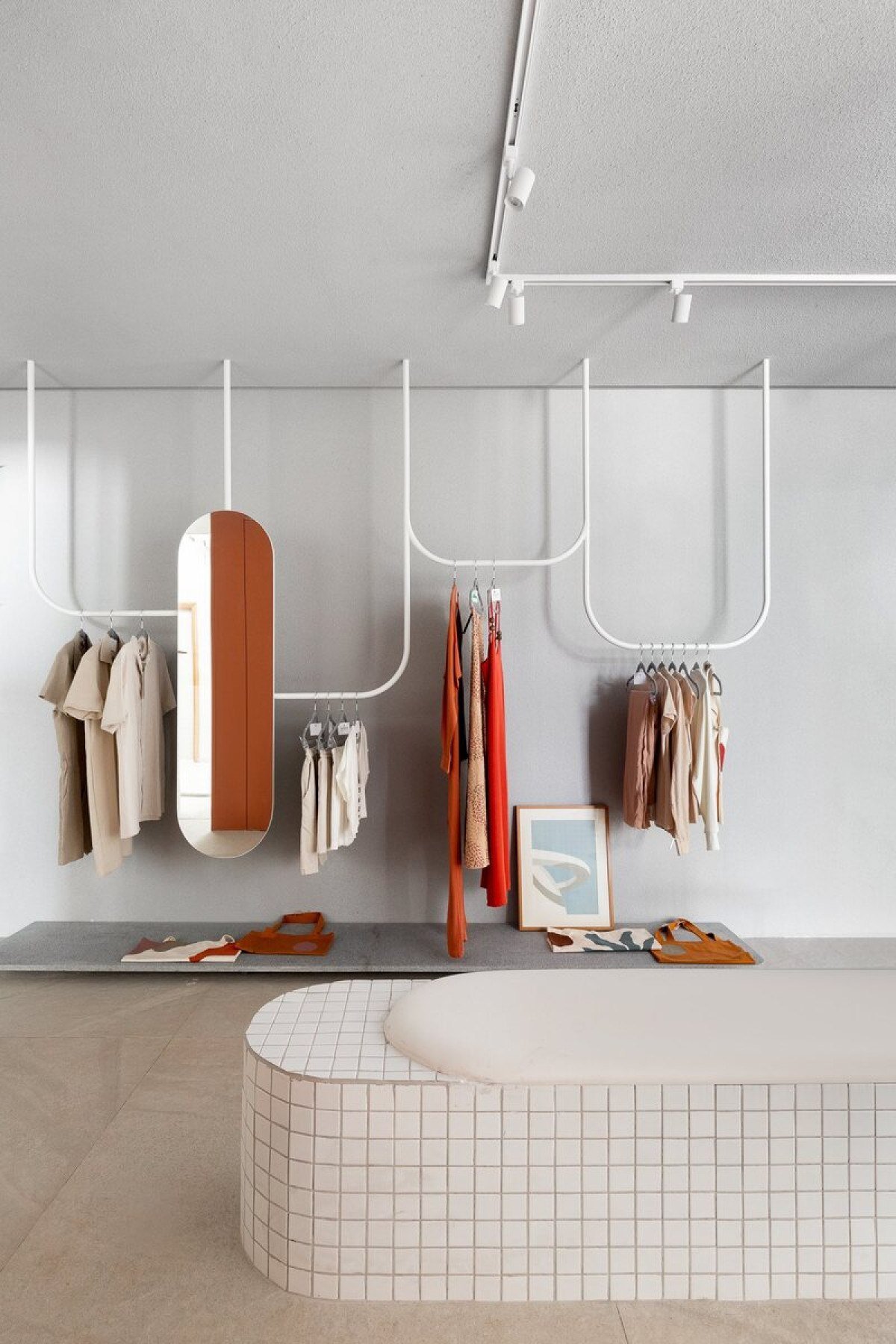 Dois ângulos do Espaço Sebrae: desafio de criar um ambiente que pudesse ser o lar de  quatro tipos de produto diferentes: design, moda, artesanato e produtos alimentícios