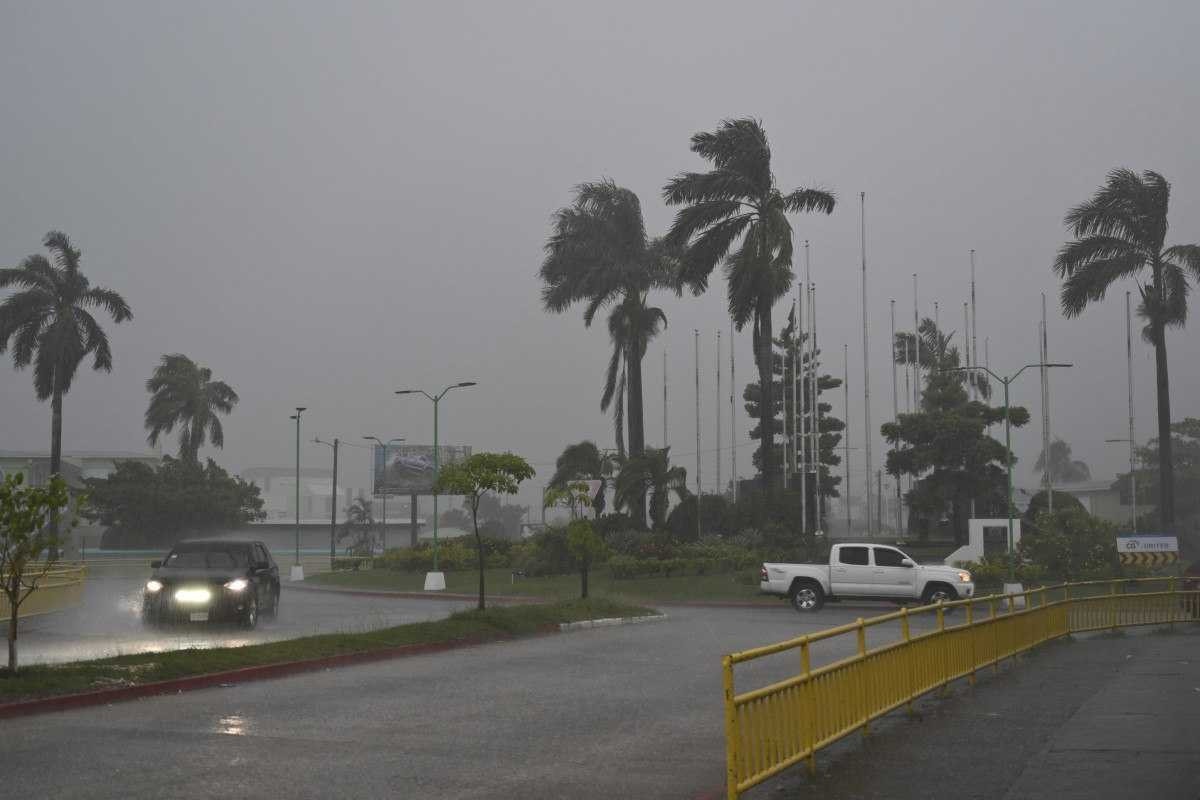 Tempestade tropical Lisa avança em direção ao México após atingir Belize