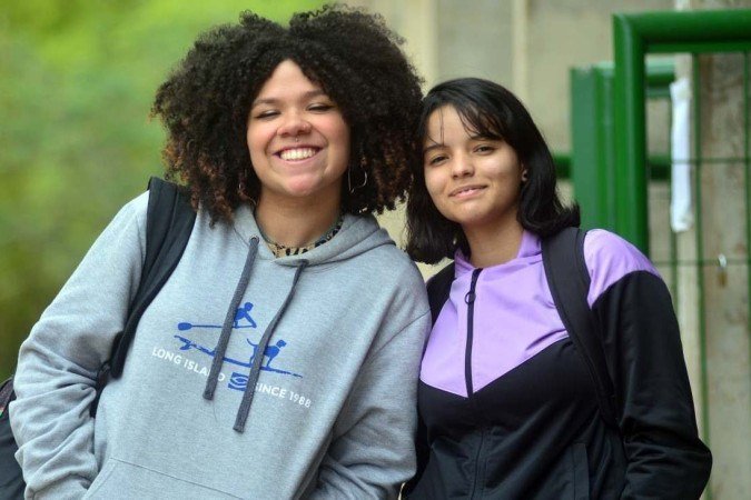 As amigas Iara Bidô, de Sobradinho II, e Larissa Bernardes, de Sobradinho, saíram bem agasalhadas para enfrentar o forte vento na região - (crédito: Ed Alves/CB/D.A Press) As amigas Iara Bidô, de Sobradinho II, e Larissa Bernardes, de Sobradinho, saíram bem agasalhadas para enfrentar o forte vento na região - (crédito: Ed Alves/CB/D.A Press)