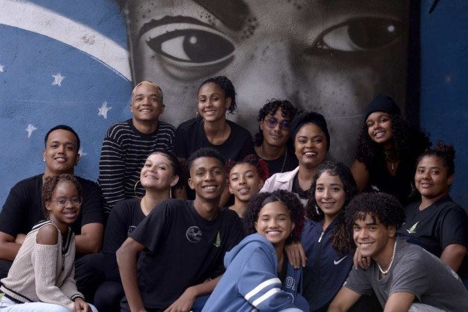 Professora Daniela Ferreira ensina sobre posturas na passarela, olhares e as caras que eles precisam fazer nos desfiles