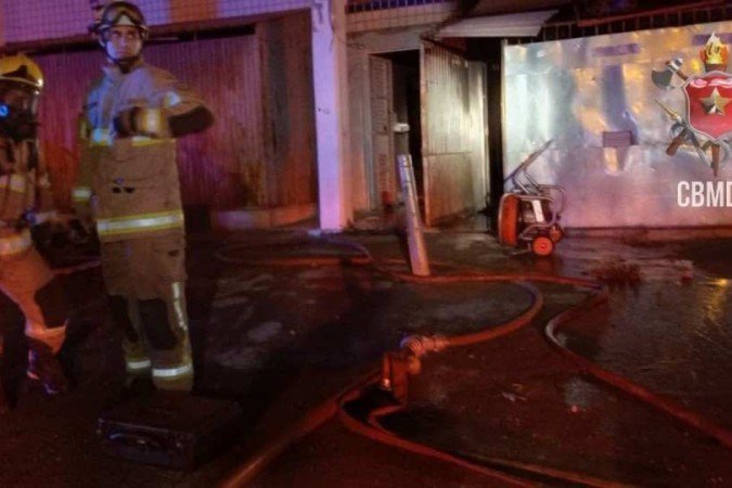 Bombeiros combatem fogo em edifício de Sobradinho causado por filho de moradora - (crédito: CBMDF/Divulgação) Bombeiros combatem fogo em edifício de Sobradinho causado por filho de moradora - (crédito: CBMDF/Divulgação)
