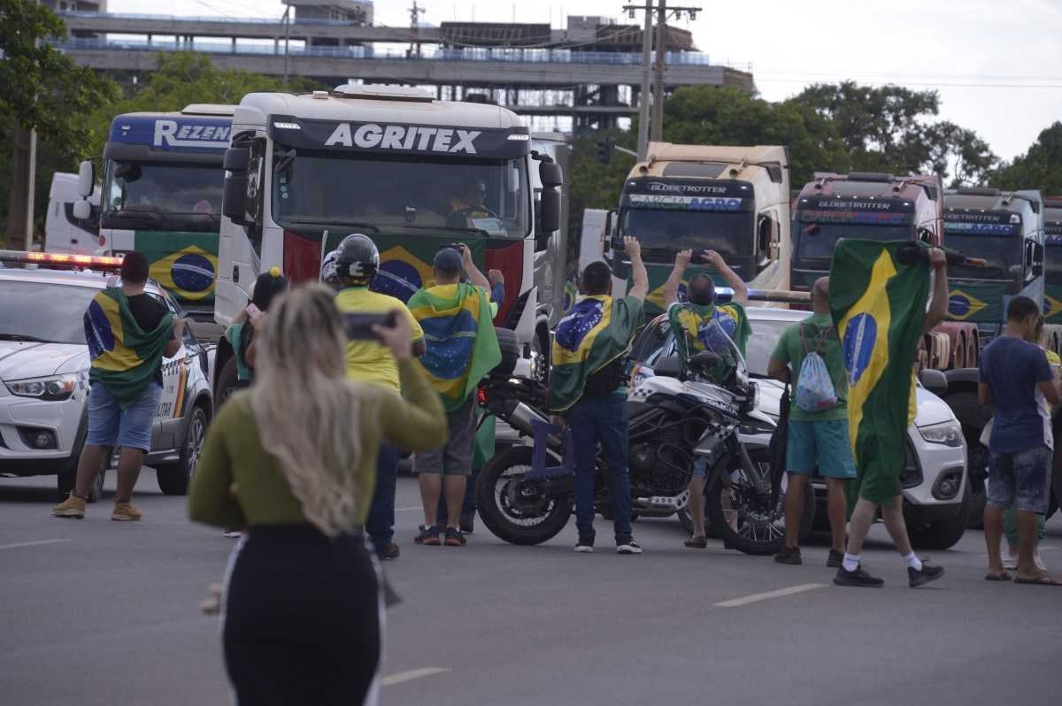 Moraes fixa multa de R$ 100 mil para donos de veículos que fizerem bloqueios