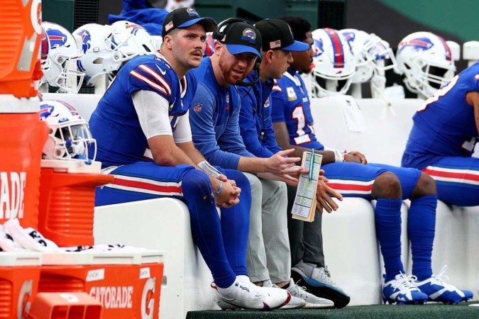 Com dois turnovers cometidos, Josh Allen (primeiro na fila do banco de reservas) perde terreno na corrida para MVP com sua queda na produção à frente do Buffalo Bills - (crédito: Getty Images via AFP) Com dois turnovers cometidos, Josh Allen (primeiro na fila do banco de reservas) perde terreno na corrida para MVP com sua queda na produção à frente do Buffalo Bills - (crédito: Getty Images via AFP)