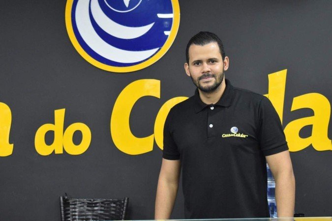 Henrique da Silva, gerente da Casa do Celular, pretende contratar mais dois funcionários em dezembro