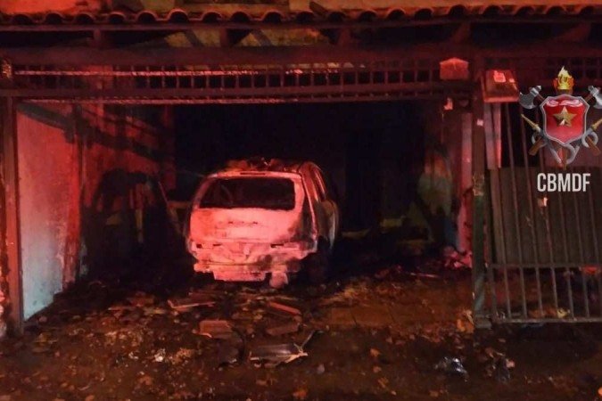 Na QE 42 do Guará, a garagem de uma casa pegou fogo e um veículo que estava no local foi consumido pelas chamas - (crédito: Divulgação/CBMDF) Na QE 42 do Guará, a garagem de uma casa pegou fogo e um veículo que estava no local foi consumido pelas chamas - (crédito: Divulgação/CBMDF)