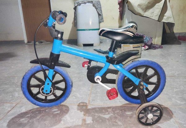 Bicicleta da criança que estava no quintal da casa