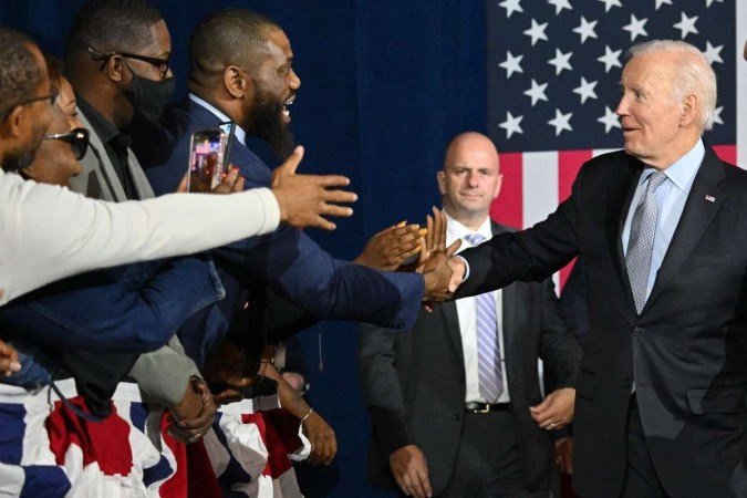 O presidente Joe Biden cumprimenta simpatizantes durante o último evento de campanha, na noite de segunda-feira, em Bowie (Maryland)