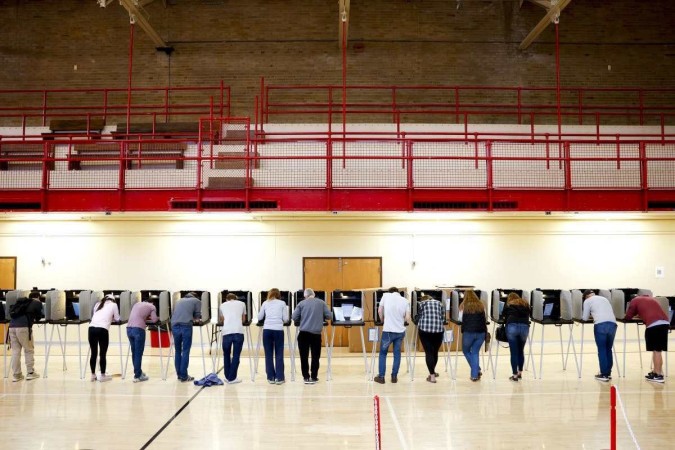 Moradores de Denver votam em escola