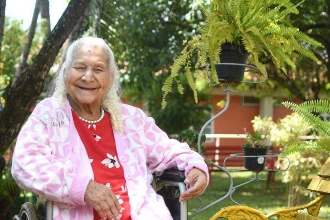  08/11/2022. Crédito: Ed Alves/CB/D.A Press. Revista. Olívia Dutra de Souza, 100 anos, moradora do Lar Maria Madalena. 