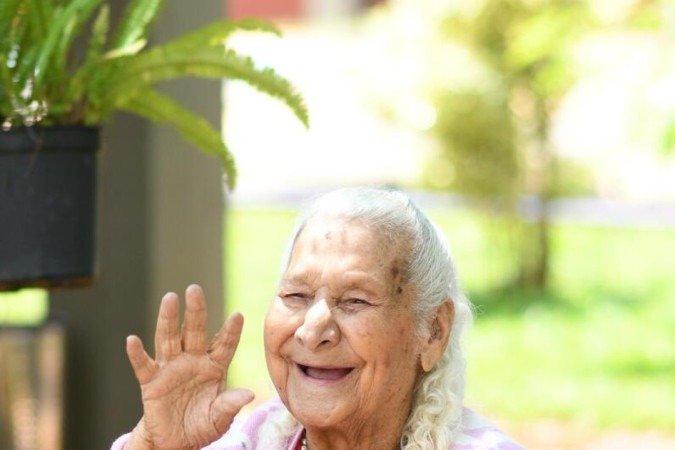 Olívia Dutra de Souza, 100 anos, moradora do Lar Maria Madalena: vaidade e alegria 

