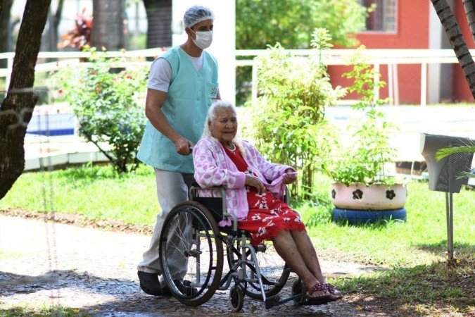  08/11/2022. Crédito: Ed Alves/CB/D.A Press. Revista. Olívia Dutra de Souza, 100 anos, moradora do Lar Maria Madalena. 